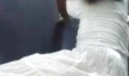 سبزه بالغ در لباس آبی یک مرد جوان روی دانلود فیلم خارجی سک نیمکت